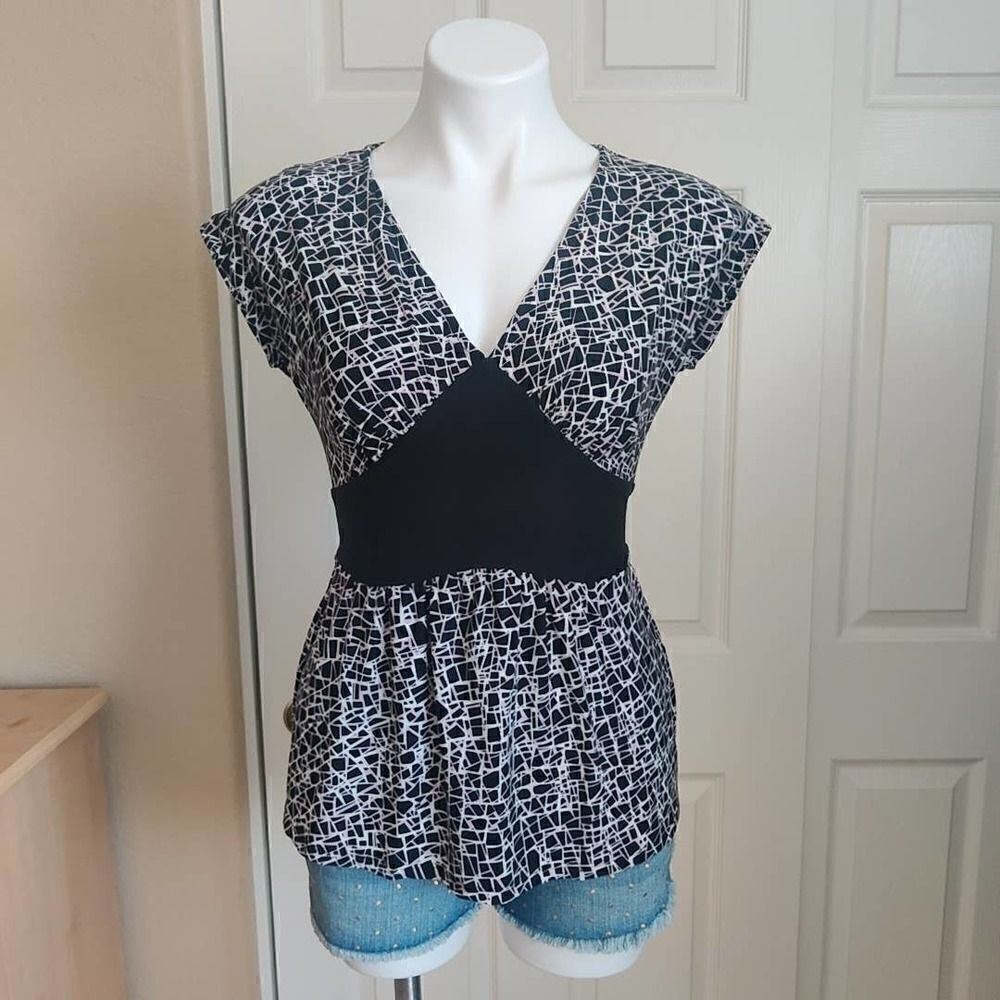 INC International Concepts geometric stretch v-neck top sz M